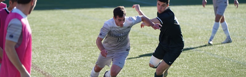 足球数据分析师在电脑前分析比赛数据