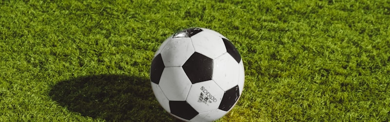 足球教练在战术板上讲解战术布置